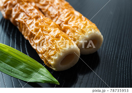 お盆の上の竹輪 78735953