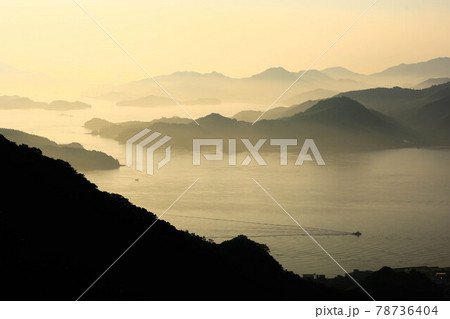 瀬戸内海の夜明け　広島県三原市の竜王山から 78736404