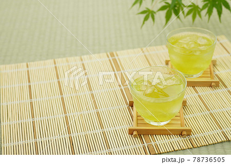 2客の冷茶とモミジ 2客の冷茶とモミジ 78736505