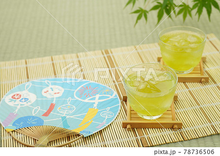 2客の冷茶と団扇とモミジ 2客の冷茶と団扇とモミジ 78736506