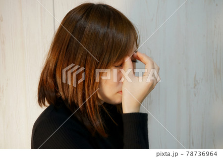 眼精疲労で悩む女性イメージ 78736964