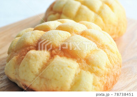 パン屋さんの焼き立てメロンパン 78738451