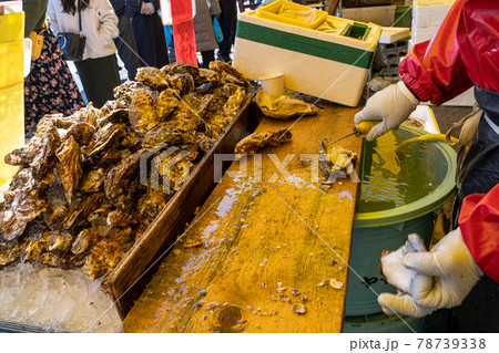 港で牡蛎の殻むき 78739338