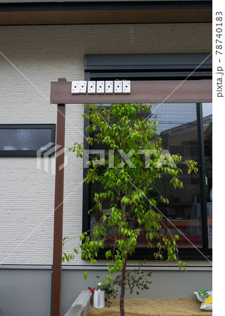 目隠しフェンス取り付け工事の写真素材