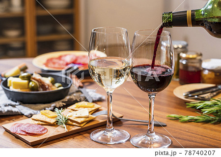 ワイン　ワイングラス　ワインと料理 78740207
