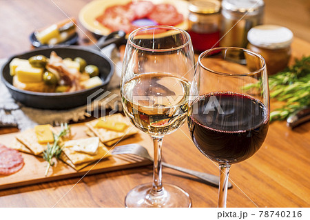 ワイン　ワイングラス　ワインと料理 78740216