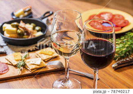 ワイン　ワイングラス　ワインと料理 78740217