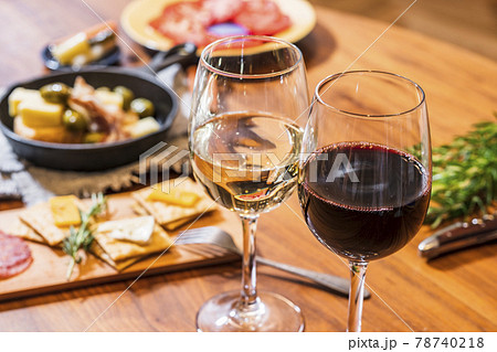 ワイン　ワイングラス　ワインと料理 78740218