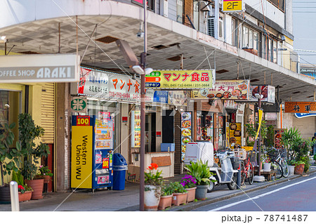 横浜　福富町　キャバクラ　飲み屋　ソープランド　看板　風俗街　歓楽街　晴れ　昼　午前　明るい 78741487