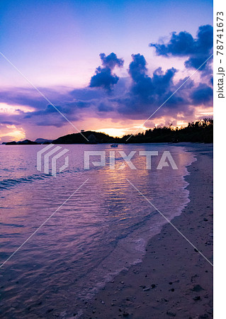 渡嘉敷島の夕景 78741673