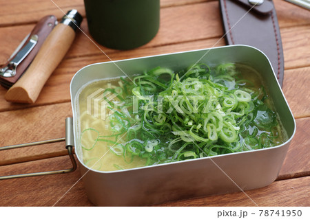 アウトドアでメスティンで作るインスタントラーメン 78741950