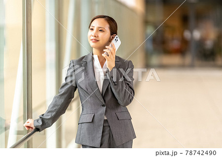 ビジネス ビジネスウーマン 女性 オフィス スマホ 通話 ビジネス ビジネスウーマン 女性 オフィス スマホ 通話 78742490