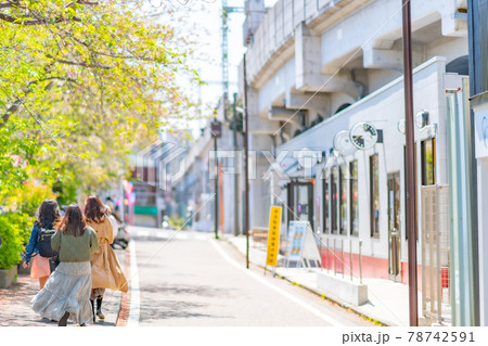 横浜　日ノ出町　大岡川　桜　春　ピンク　晴れ　昼　午前　明るい　並木　川沿い　散歩 78742591