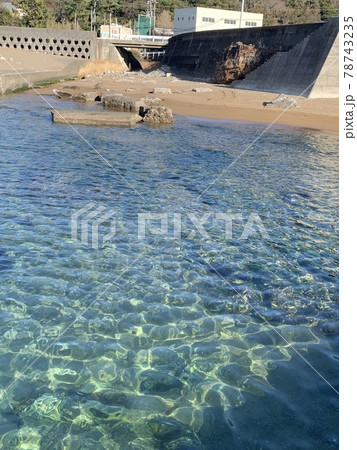 透明度の高い海と海岸 透明度の高い海と海岸 78743235