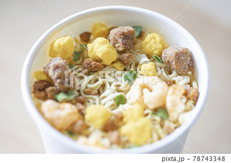 お湯を注ぐ前のカップ麺(醤油味) 78743348