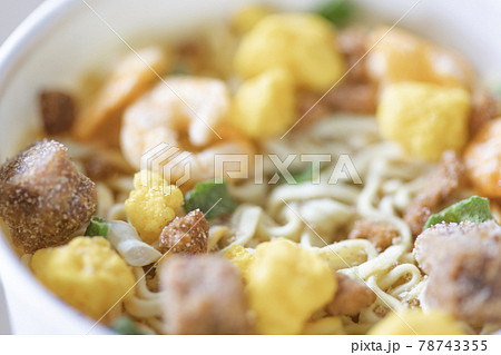 お湯を注ぐ前のカップ麺(醤油味) お湯を注ぐ前のカップ麺(醤油味) 78743355