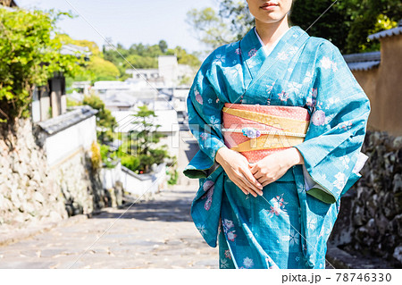 女子旅で着物を着て観光をする若い女性 【杵築市】 78746330