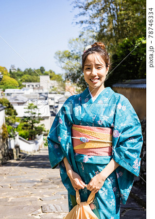 女子旅で着物を着て観光をする若い女性 【杵築市】 78746334
