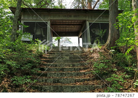 愛宕山・山頂直下の仁王門　福島県南会津町 78747267