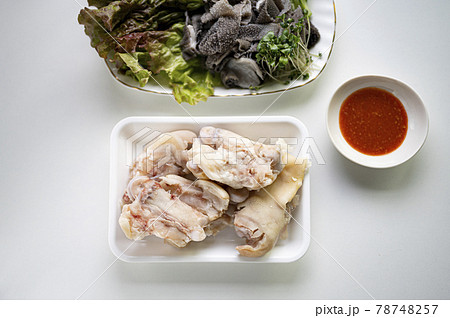 焼肉屋での定番センマイ刺しと豚足 焼肉屋での定番センマイ刺しと豚足 78748257
