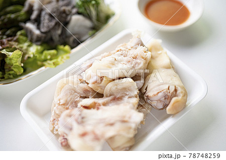 焼肉屋での定番センマイ刺しと豚足 78748259