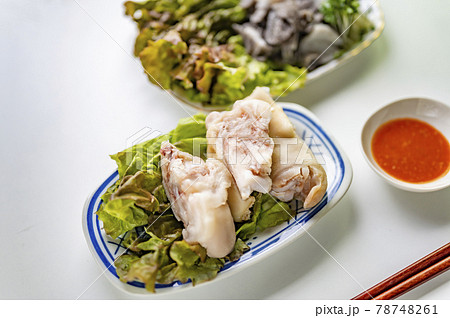 焼肉屋での定番センマイ刺しと豚足 78748261