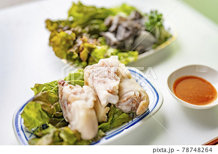 焼肉屋での定番センマイ刺しと豚足 78748264