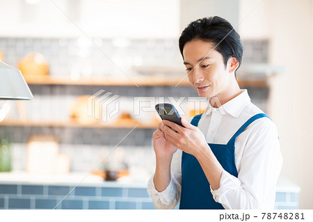 カフェで注文をとる男性 カフェで注文をとる男性 78748281