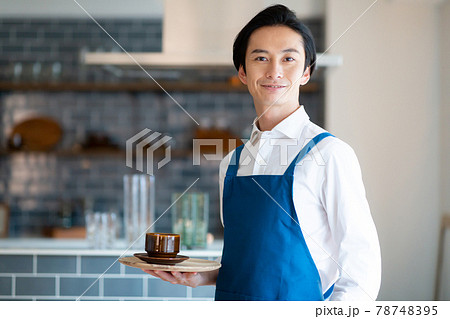 カフェで注文をとる男性 カフェで注文をとる男性 78748395