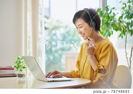リビングでオンラインミーティングをするミドル女性 78748685