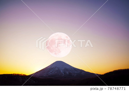 春の羊蹄山と満月 春の羊蹄山と満月 78748771