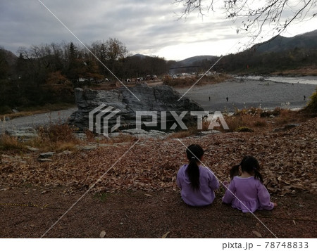 12月長瀞、荒川沿いで佇む姉妹 12月長瀞、荒川沿いで佇む姉妹 78748833