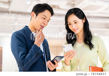 オフィスでスマホを見るビジネスパーソン　撮影協力「+SHIFT NOGIZAKA」 78748837