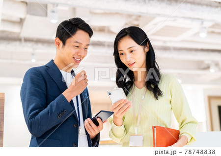 オフィスでスマホを見るビジネスパーソン　撮影協力「+SHIFT NOGIZAKA」 78748838