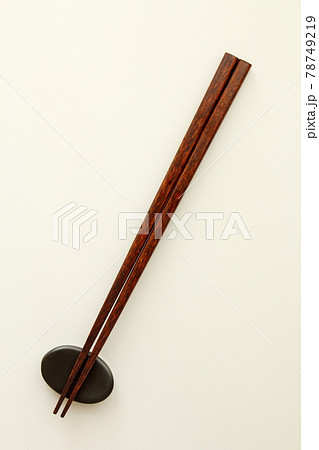 箸と箸置き 78749219