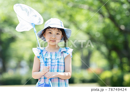 子供 夏休み 虫取り 女の子 子供 夏休み 虫取り 女の子 78749424