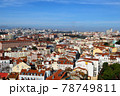 ポルトガル・リスボンの赤い屋根の家々が並ぶ統一感のある街並み 78749811