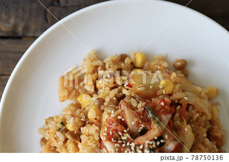 押し麦入りご飯で作った納豆キムチ炒飯 押し麦入りご飯で作った納豆キムチ炒飯 78750136