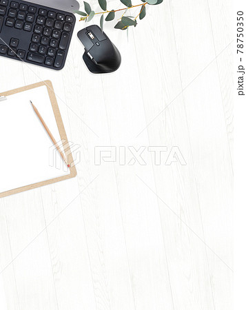 デスクワークのイメージ背景のイラスト素材