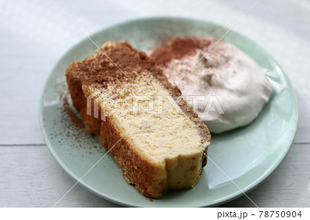 クリームを添えたクッキーボトムの手作りベイクドチーズケーキ 78750904