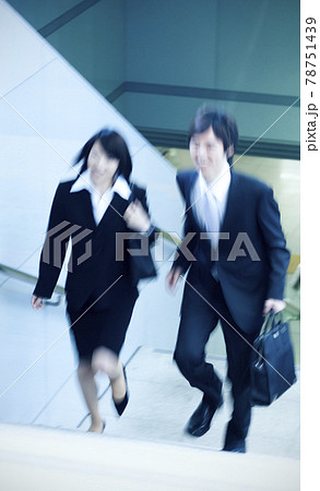 階段を上るビジネスマンとビジネスウーマン 階段を上るビジネスマンとビジネスウーマン 78751439