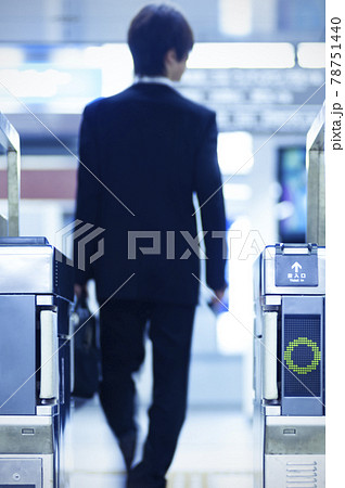 改札機を通るビジネスマンの後姿 改札機を通るビジネスマンの後姿 78751440