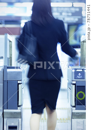 改札機を通るビジネスウーマンの後姿 改札機を通るビジネスウーマンの後姿 78751441