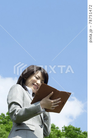 スケジュール確認するビジネスウーマン 78751472