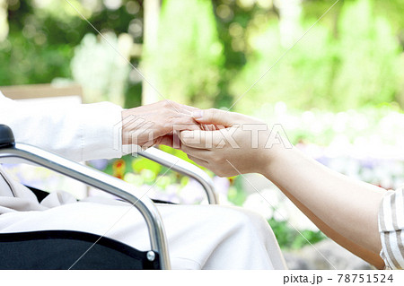 シニア女性の手を握る女性の手 78751524