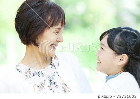 笑顔の祖母と孫娘 78751605