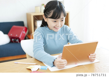 タブレットを見る女の子 タブレットを見る女の子 78751731