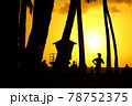 浜辺で眺める夕陽 78752375