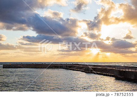 絶景の日本海 夕暮れの十二湖海浜公園 絶景の日本海 夕暮れの十二湖海浜公園 78752555