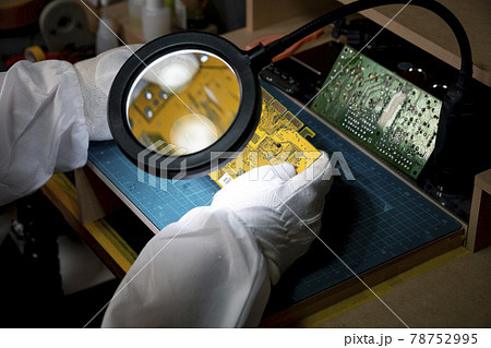 プリント電子基板をLED拡大鏡で確認している様子 プリント電子基板をLED拡大鏡で確認している様子 78752995